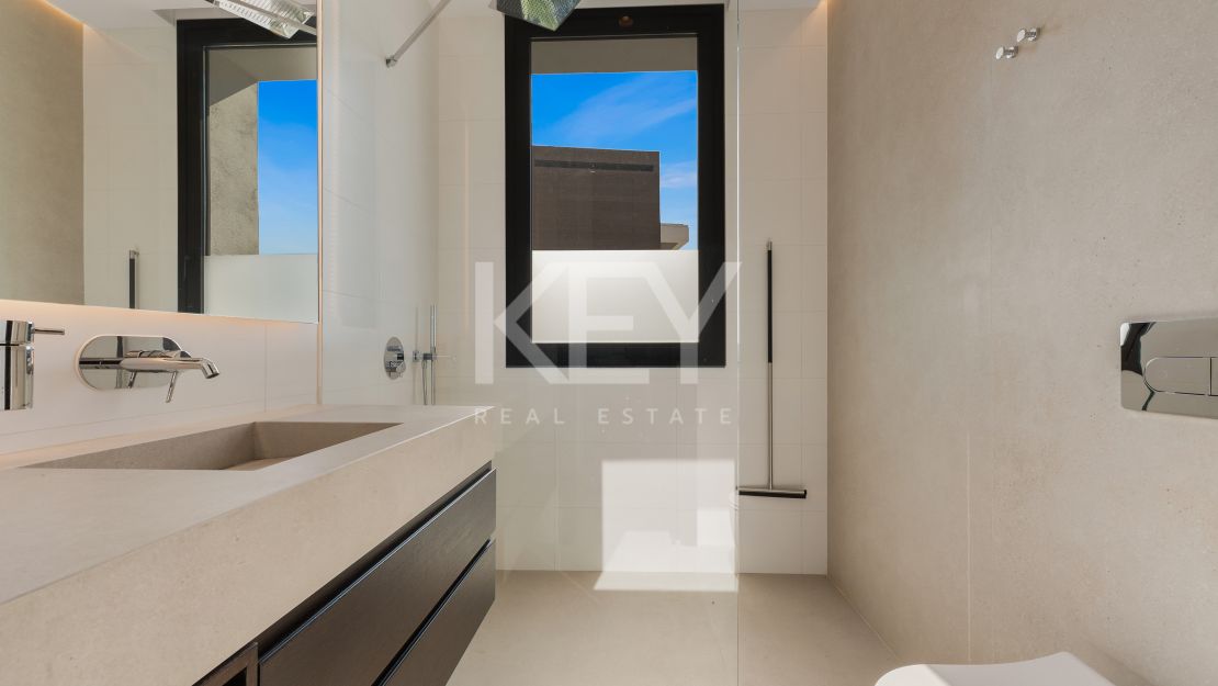 Современная вилла на Золотой Миле Марбельи в пешей доступности от пляжа