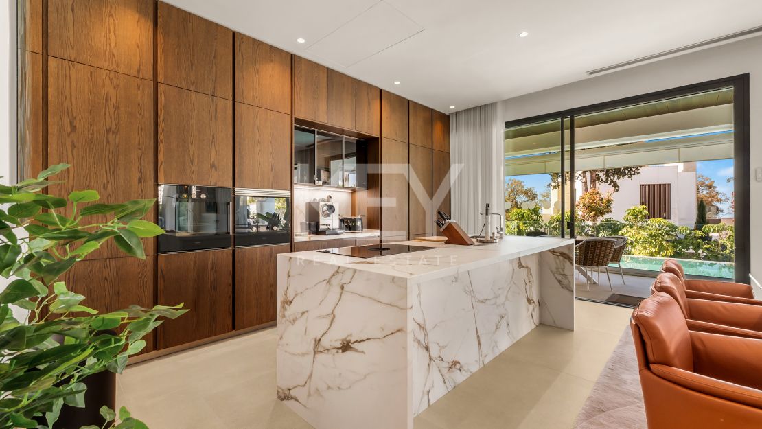 Современная вилла на Золотой Миле Марбельи в пешей доступности от пляжа