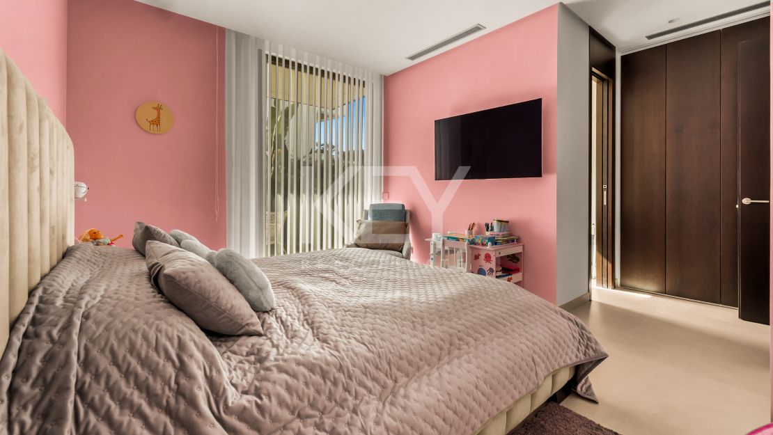 Современная вилла на Золотой Миле Марбельи в пешей доступности от пляжа