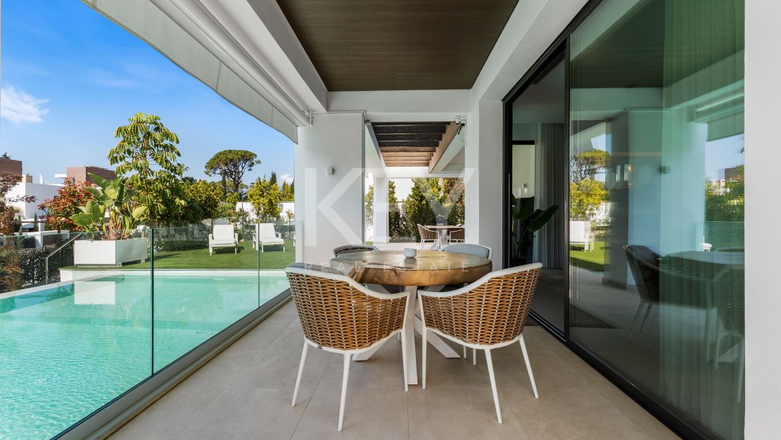 Современная вилла на Золотой Миле Марбельи в пешей доступности от пляжа