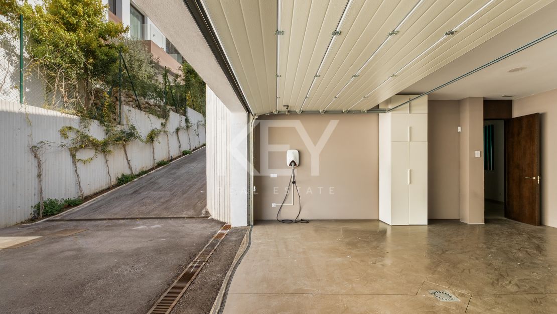 Современная вилла на Золотой Миле Марбельи в пешей доступности от пляжа