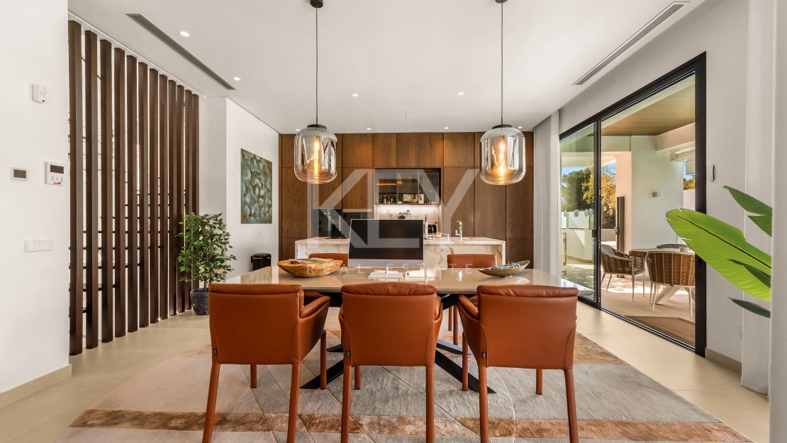 Современная вилла на Золотой Миле Марбельи в пешей доступности от пляжа