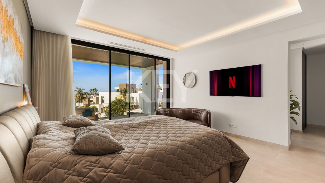 Современная вилла на Золотой Миле Марбельи в пешей доступности от пляжа