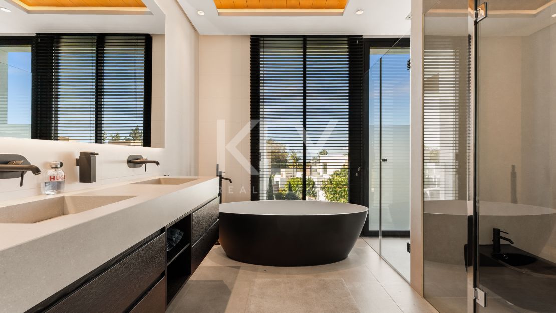 Современная вилла на Золотой Миле Марбельи в пешей доступности от пляжа