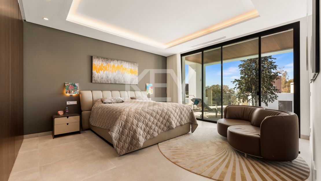 Современная вилла на Золотой Миле Марбельи в пешей доступности от пляжа