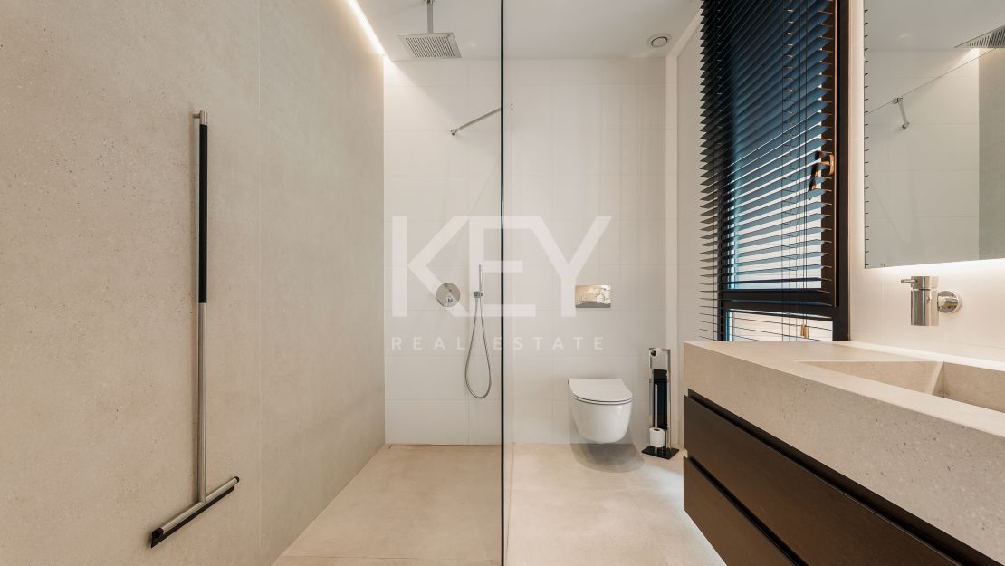 Современная вилла на Золотой Миле Марбельи в пешей доступности от пляжа