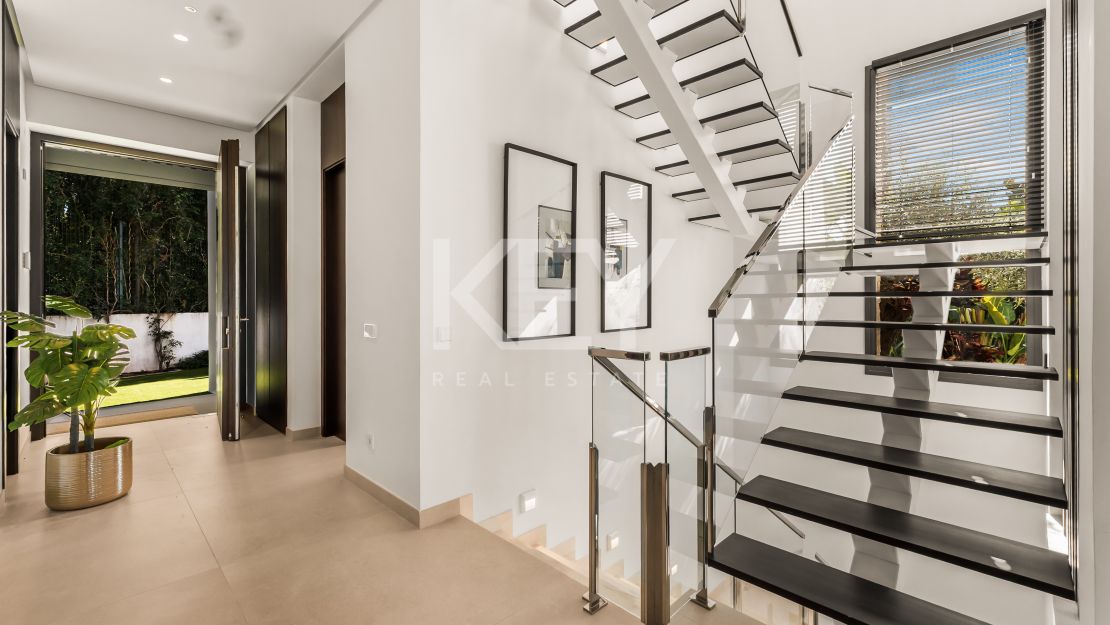 Современная вилла на Золотой Миле Марбельи в пешей доступности от пляжа