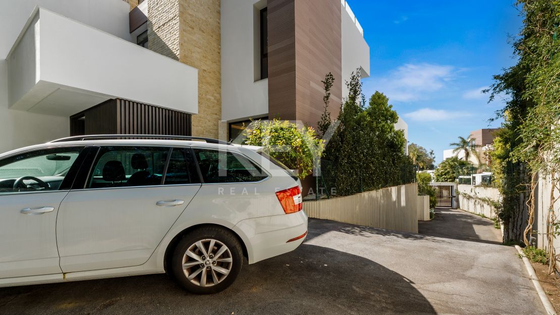 Современная вилла на Золотой Миле Марбельи в пешей доступности от пляжа