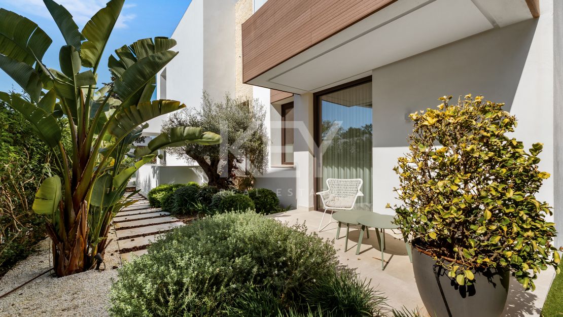 Современная вилла на Золотой Миле Марбельи в пешей доступности от пляжа