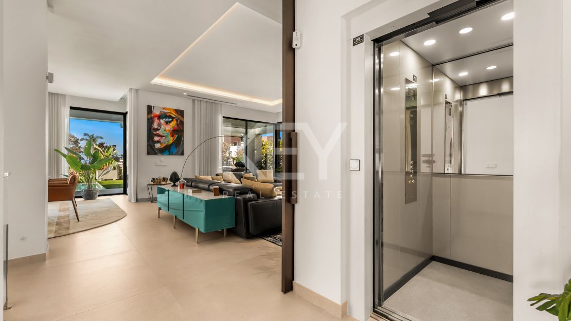 Современная вилла на Золотой Миле Марбельи в пешей доступности от пляжа