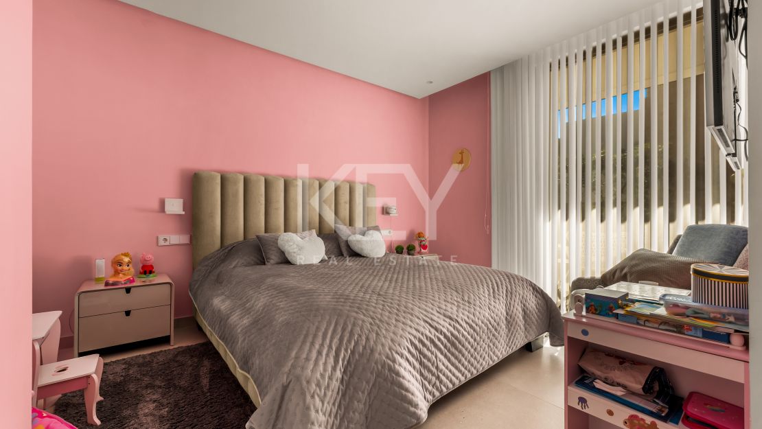 Современная вилла на Золотой Миле Марбельи в пешей доступности от пляжа