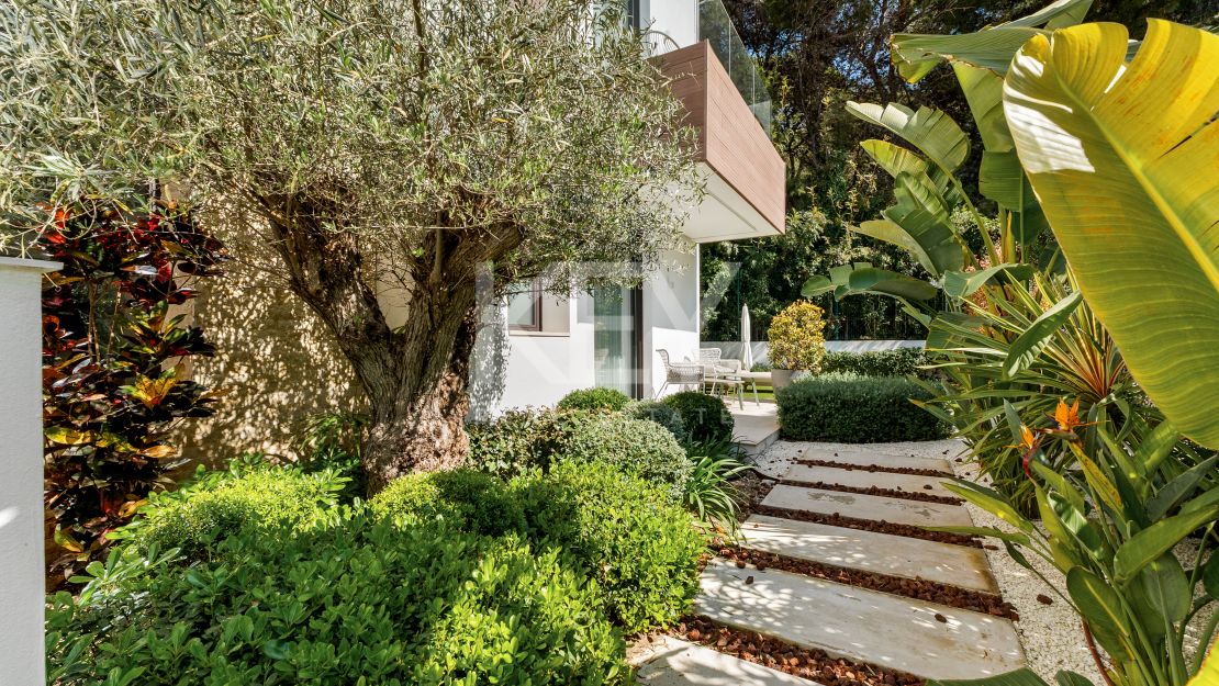 Современная вилла на Золотой Миле Марбельи в пешей доступности от пляжа