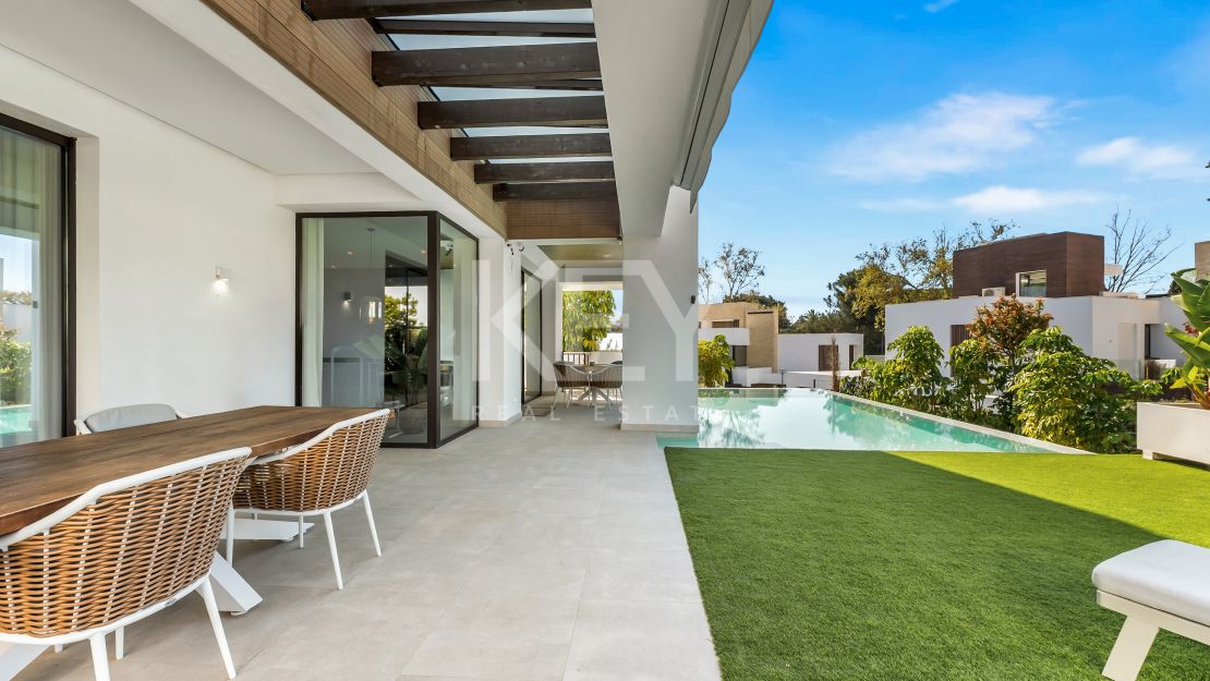 Современная вилла на Золотой Миле Марбельи в пешей доступности от пляжа