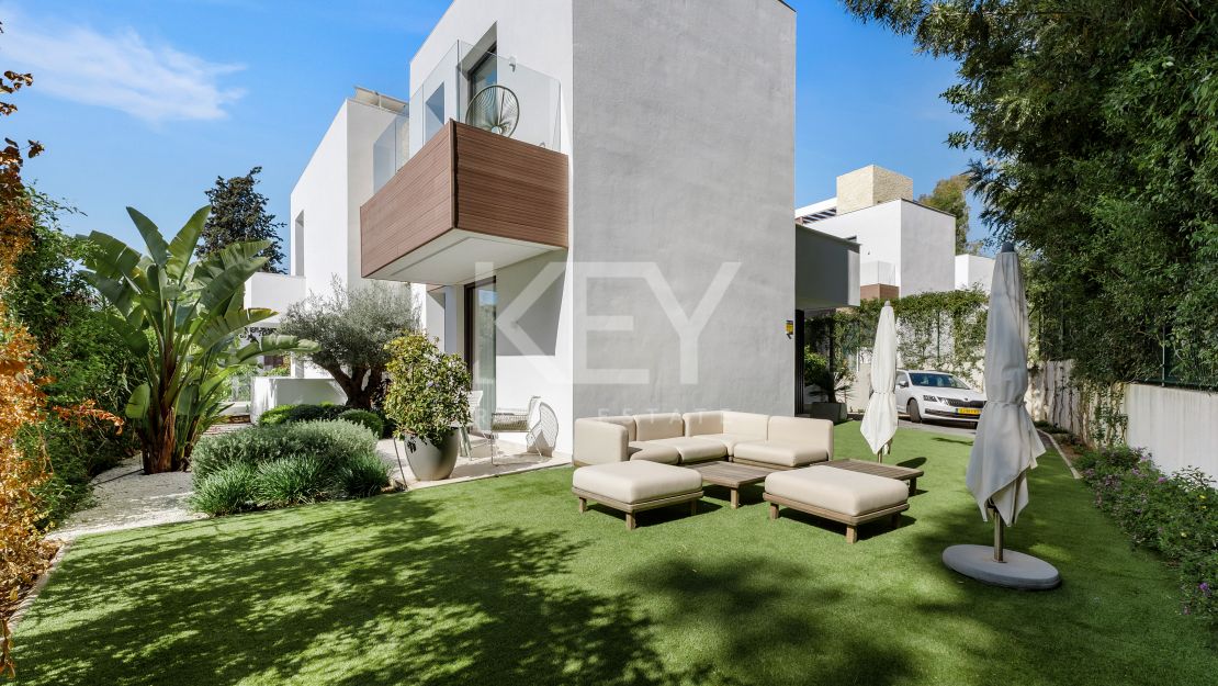 Современная вилла на Золотой Миле Марбельи в пешей доступности от пляжа