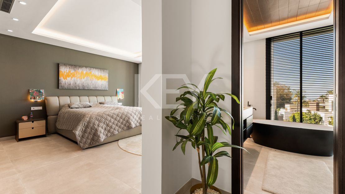 Современная вилла на Золотой Миле Марбельи в пешей доступности от пляжа