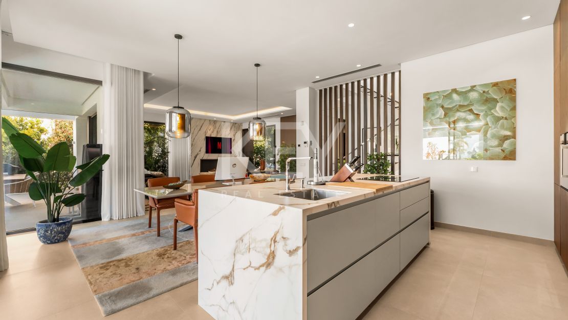 Современная вилла на Золотой Миле Марбельи в пешей доступности от пляжа