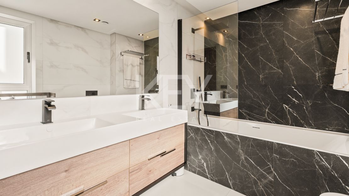 Penthouse with Sea Views in Marbella, San Pedro de Alcantara