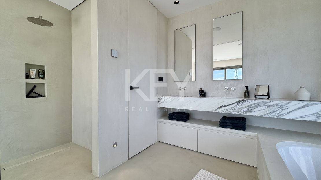 Modern Apartment with Sea and Golf Views in Benahavís, Marbella