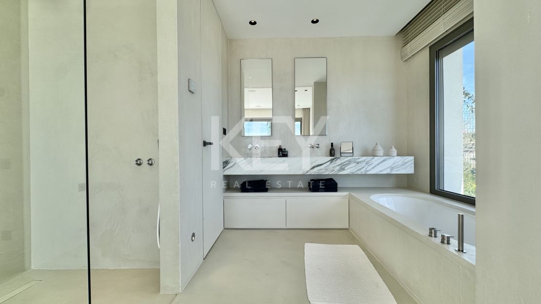 Modern Apartment with Sea and Golf Views in Benahavís, Marbella