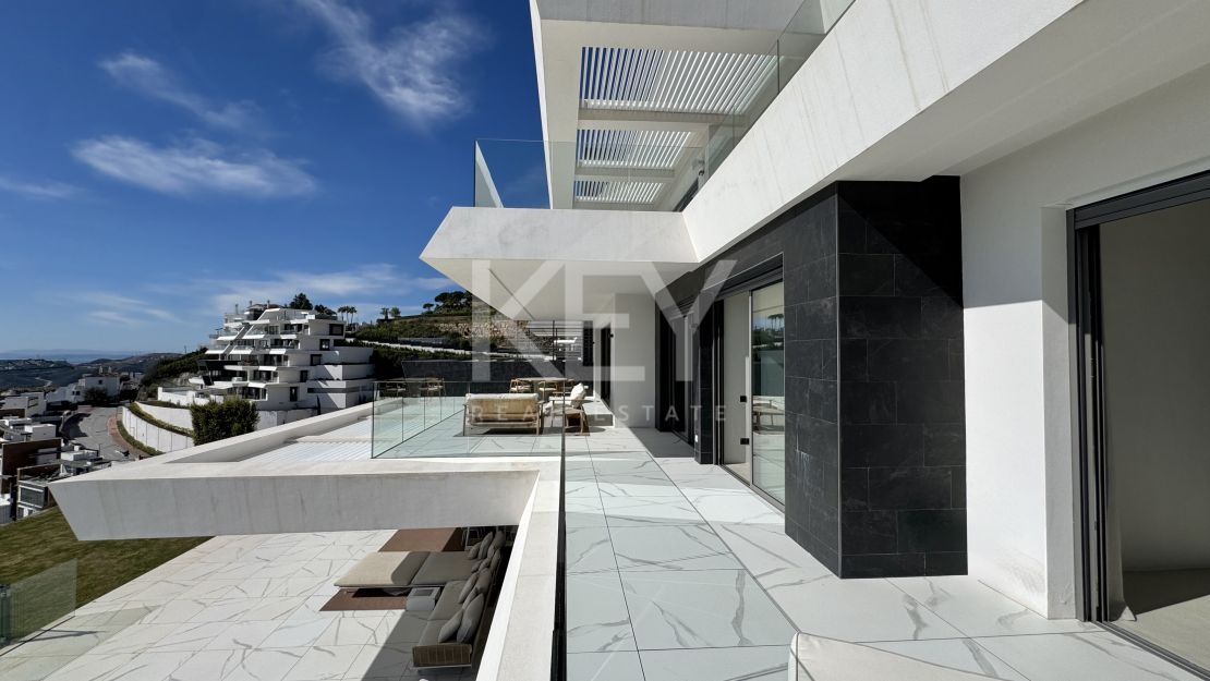 Modern Apartment with Sea and Golf Views in Benahavís, Marbella