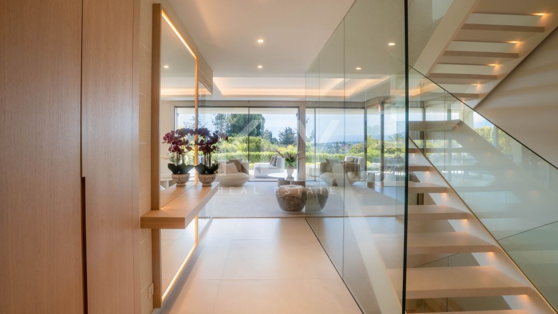 Contemporary villa with Panoramic Views in Nueva Andalucia