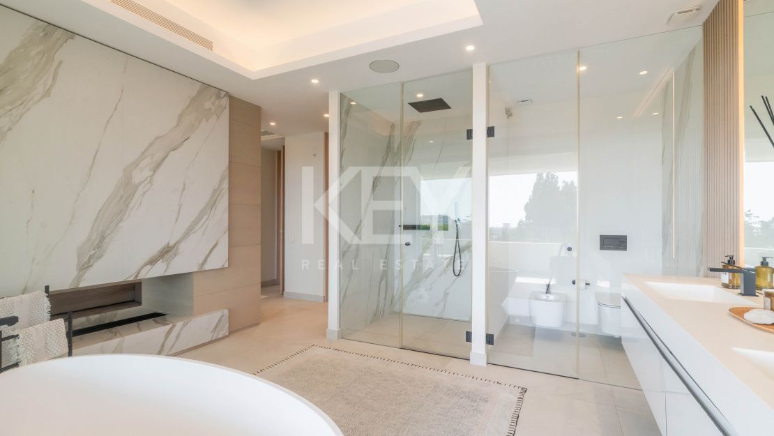 Contemporary villa with Panoramic Views in Nueva Andalucia