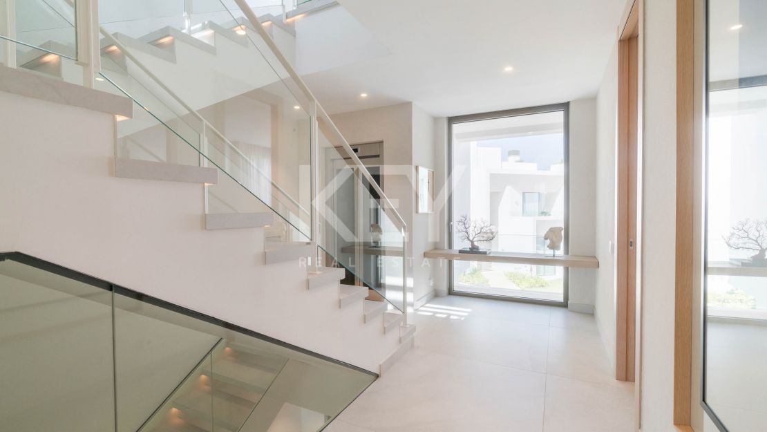 Contemporary villa with Panoramic Views in Nueva Andalucia