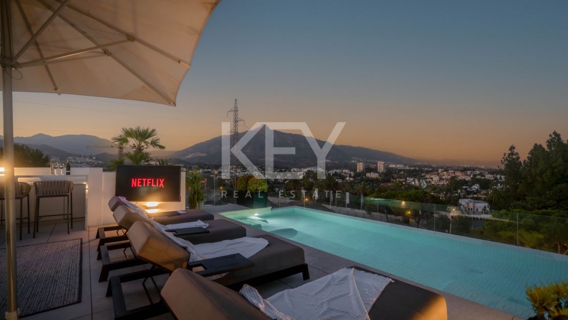 Contemporary villa with Panoramic Views in Nueva Andalucia