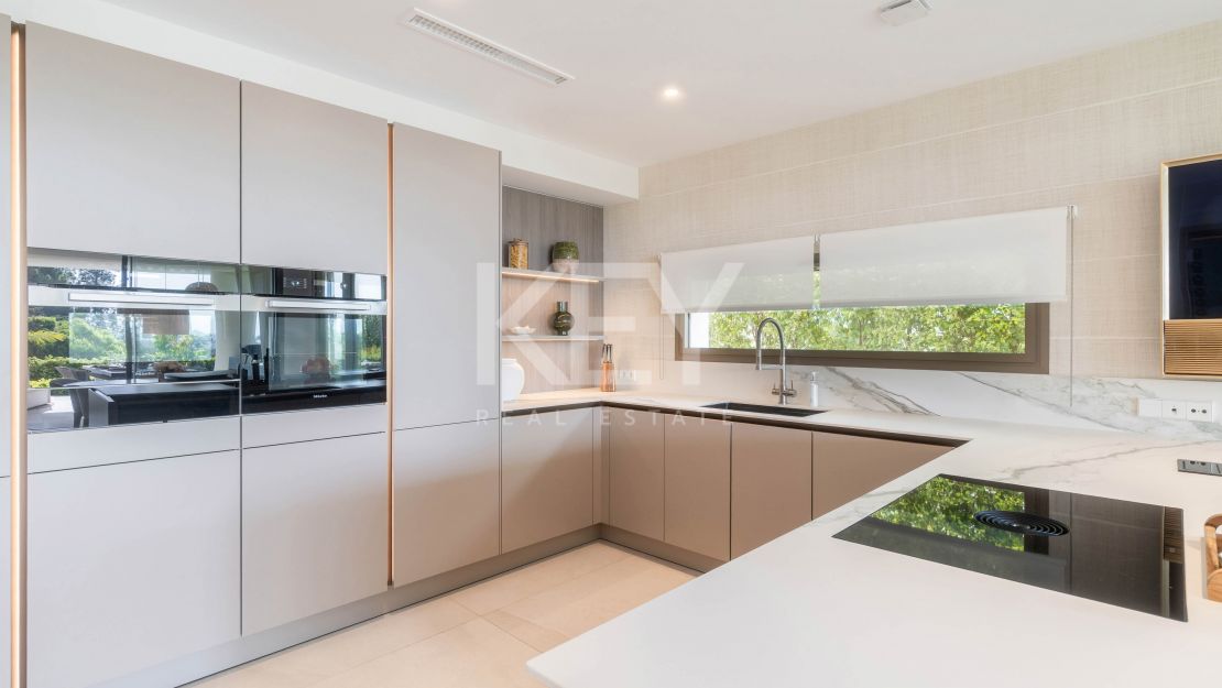 Contemporary villa with Panoramic Views in Nueva Andalucia