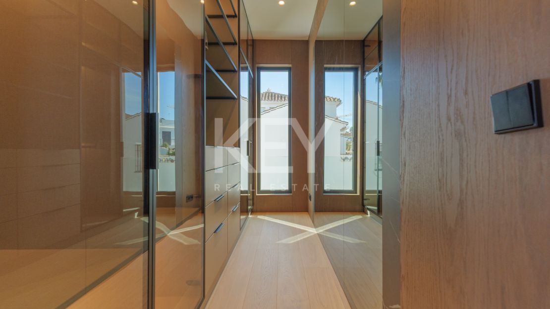Modern villa for sale in Marbella East