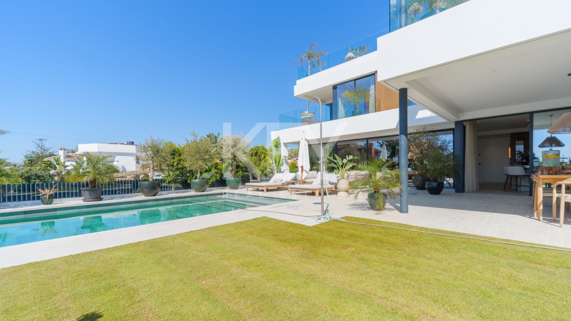 Modern villa for sale in Marbella East