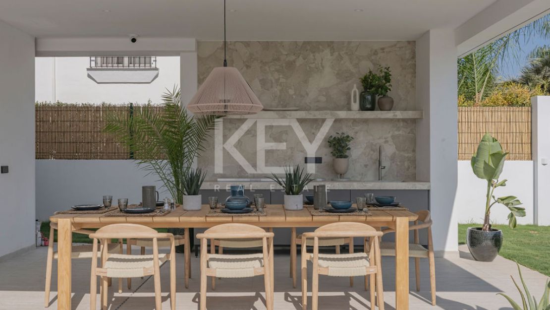 Modern villa for sale in Marbella East