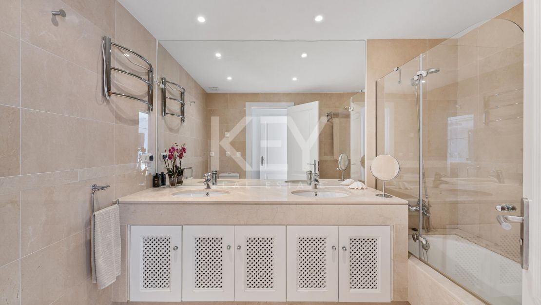 Elegant Duplex Penthouse for sale in Aloha, Marbella