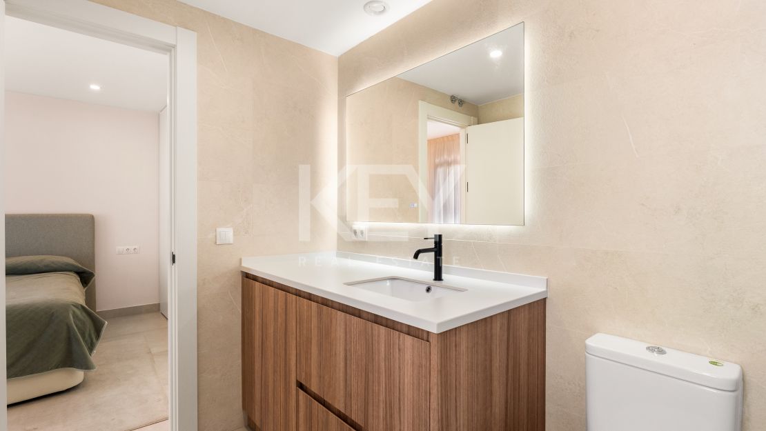 Impresionante adosado de 4 dormitorios a un paso de la playa y de todos los servicios en Campanario, Estepona