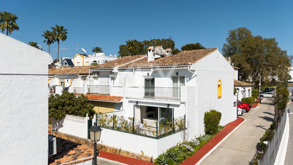 Impresionante adosado de 4 dormitorios a un paso de la playa y de todos los servicios en Campanario, Estepona