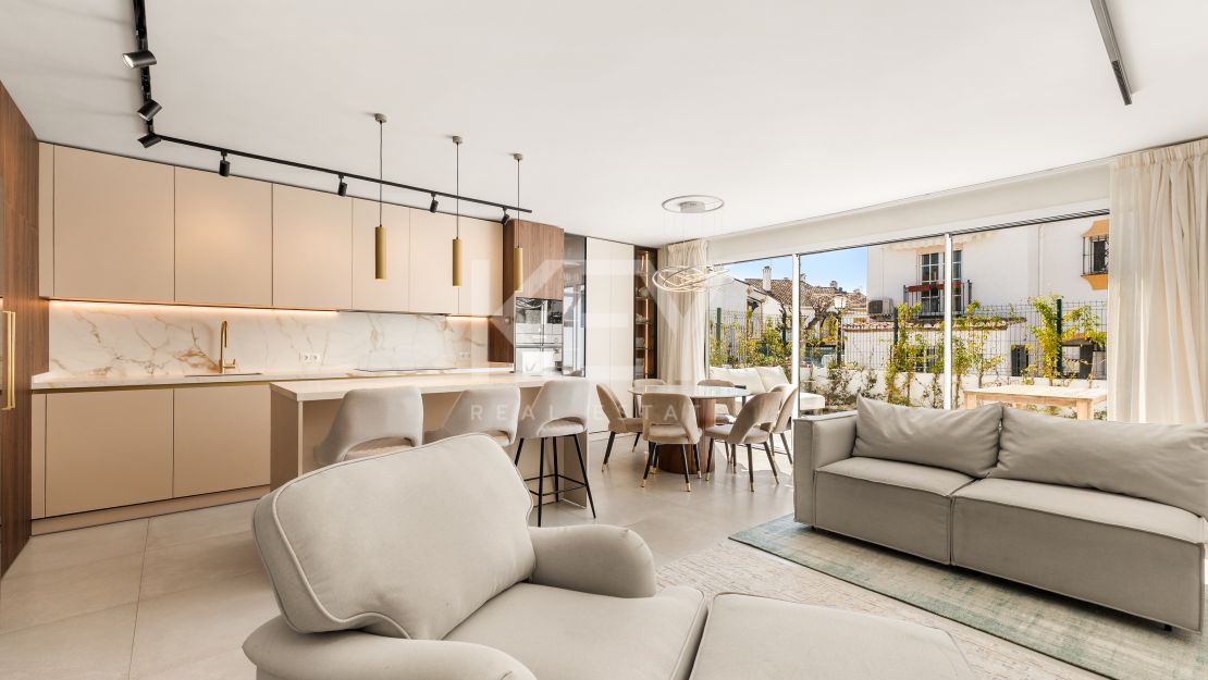 Impresionante adosado de 4 dormitorios a un paso de la playa y de todos los servicios en Campanario, Estepona