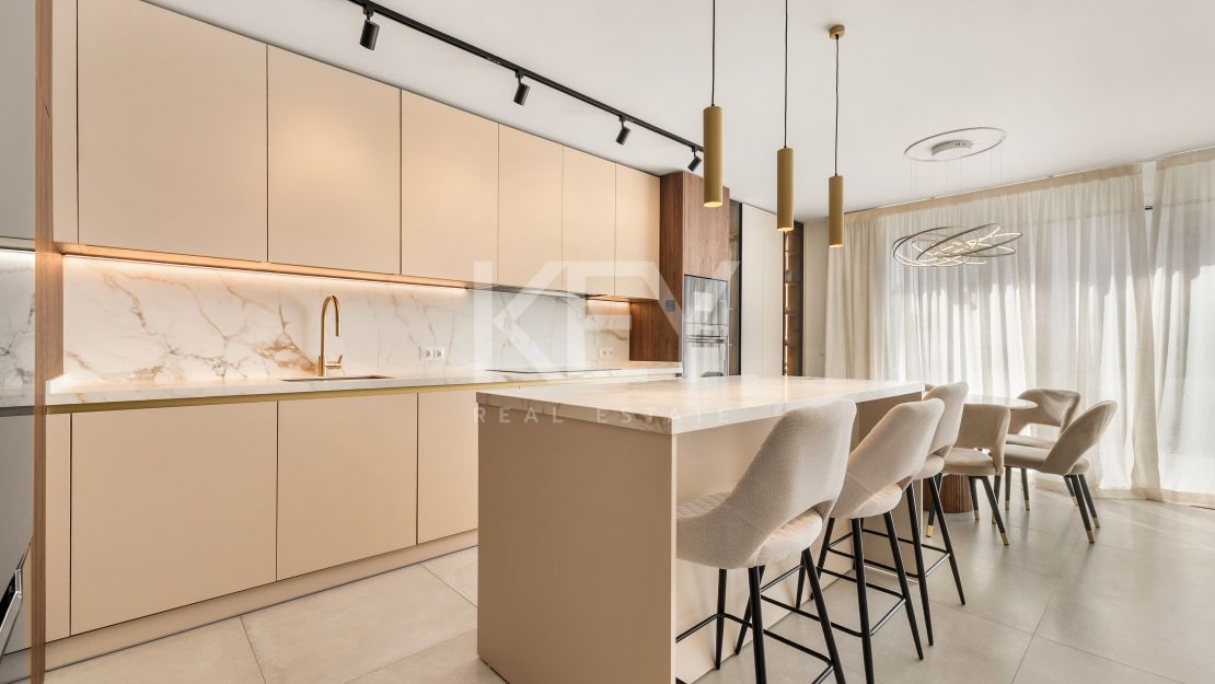 Impresionante adosado de 4 dormitorios a un paso de la playa y de todos los servicios en Campanario, Estepona