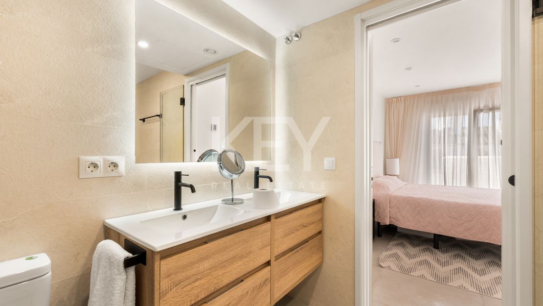 Impresionante adosado de 4 dormitorios a un paso de la playa y de todos los servicios en Campanario, Estepona