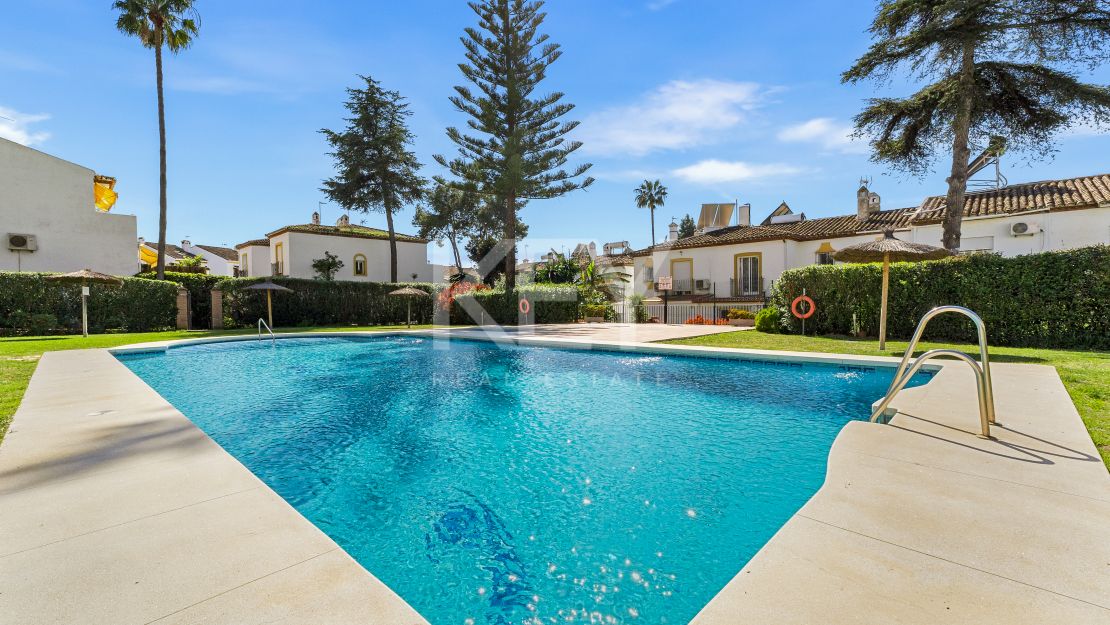 Impresionante adosado de 4 dormitorios a un paso de la playa y de todos los servicios en Campanario, Estepona