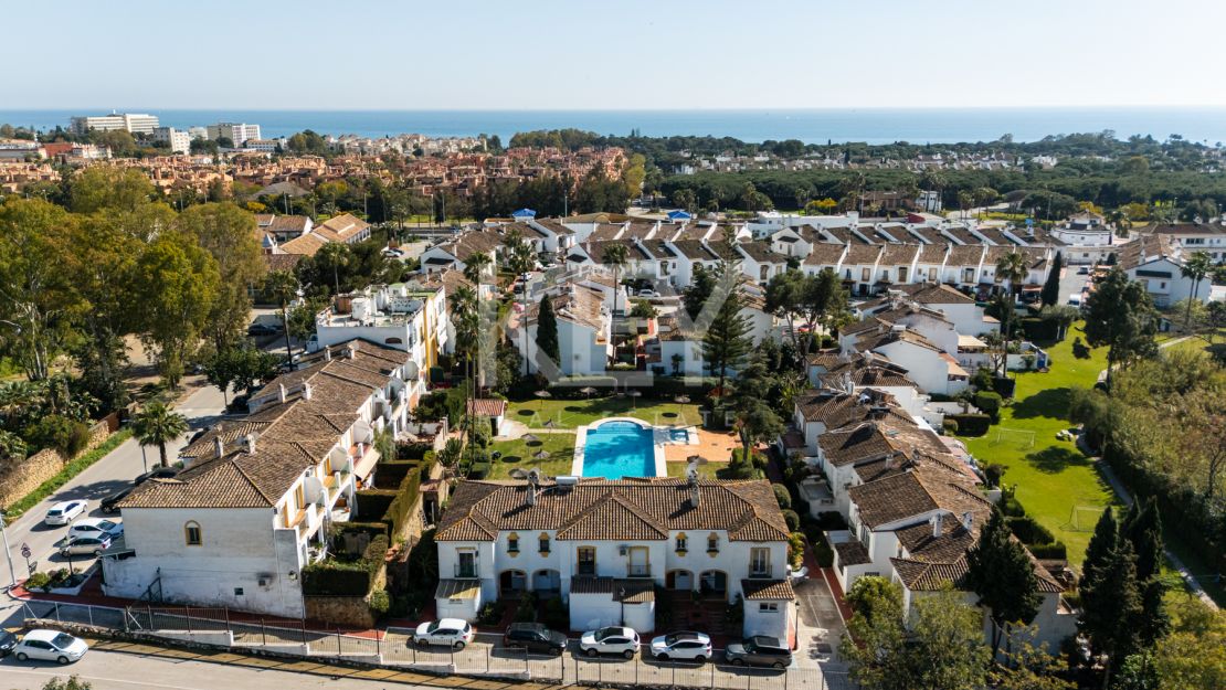 Impresionante adosado de 4 dormitorios a un paso de la playa y de todos los servicios en Campanario, Estepona