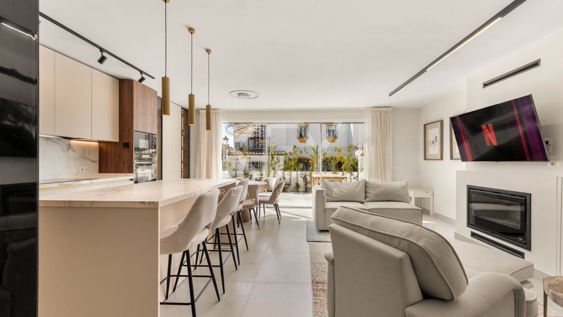 Impresionante adosado de 4 dormitorios a un paso de la playa y de todos los servicios en Campanario, Estepona