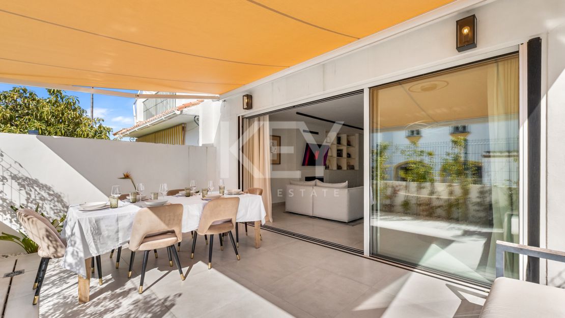 Impresionante adosado de 4 dormitorios a un paso de la playa y de todos los servicios en Campanario, Estepona