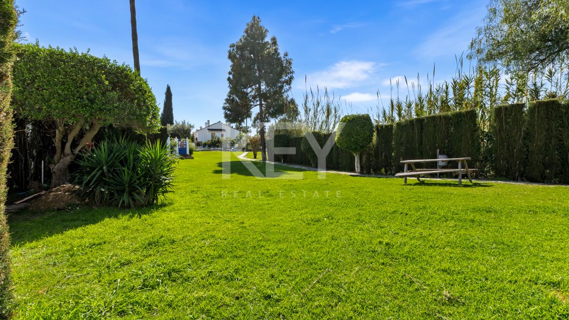 Impresionante adosado de 4 dormitorios a un paso de la playa y de todos los servicios en Campanario, Estepona