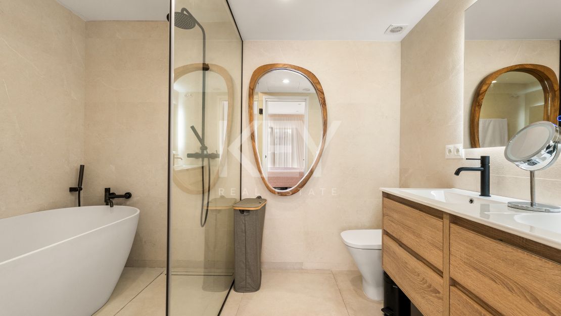 Impresionante adosado de 4 dormitorios a un paso de la playa y de todos los servicios en Campanario, Estepona