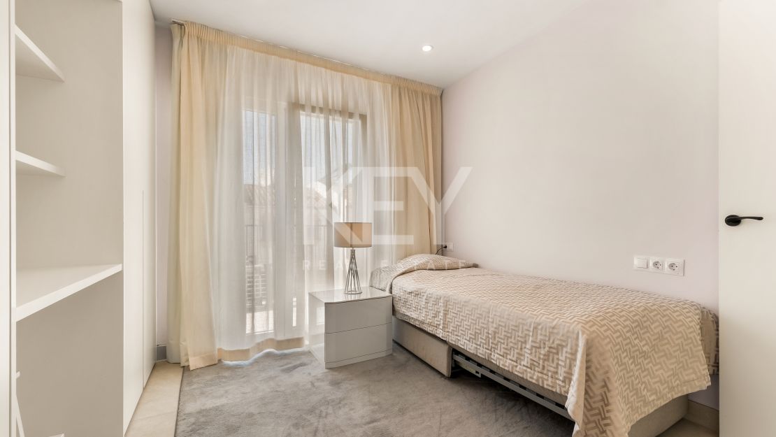 Impresionante adosado de 4 dormitorios a un paso de la playa y de todos los servicios en Campanario, Estepona