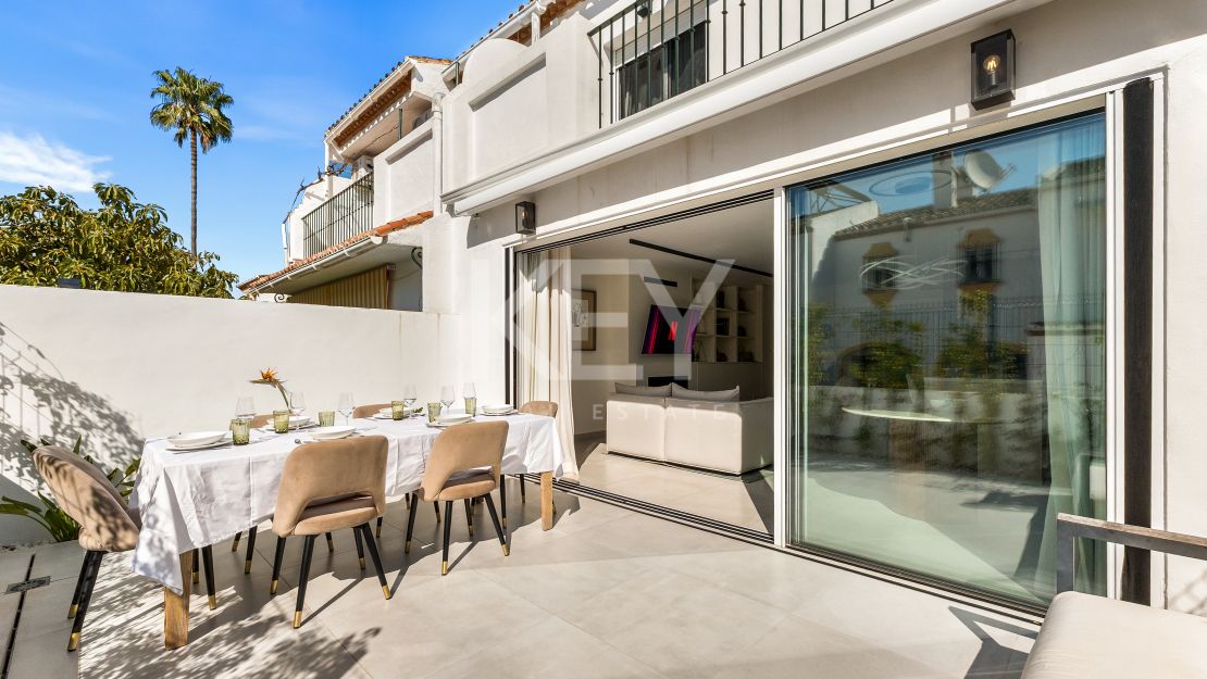 Impresionante adosado de 4 dormitorios a un paso de la playa y de todos los servicios en Campanario, Estepona