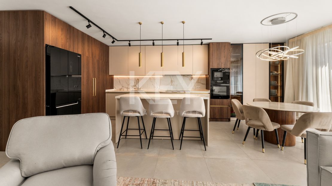 Impresionante adosado de 4 dormitorios a un paso de la playa y de todos los servicios en Campanario, Estepona