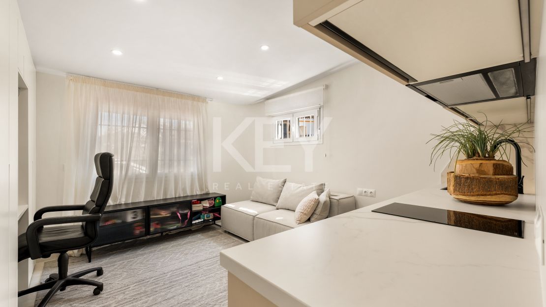 Impresionante adosado de 4 dormitorios a un paso de la playa y de todos los servicios en Campanario, Estepona