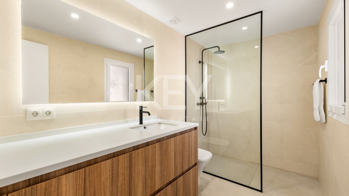 Impresionante adosado de 4 dormitorios a un paso de la playa y de todos los servicios en Campanario, Estepona