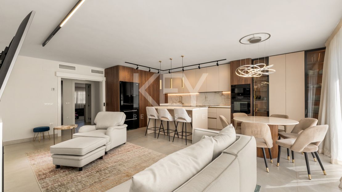 Impresionante adosado de 4 dormitorios a un paso de la playa y de todos los servicios en Campanario, Estepona